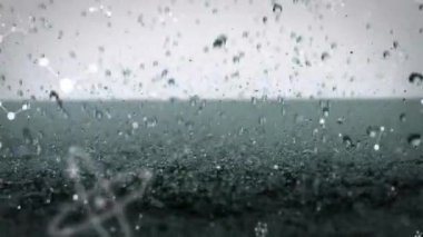 Beyaz zemin üzerindeki moleküllerin üzerine su damlalarının animasyonu. Bilim, kimya ve dijital arayüz kavramı dijital olarak oluşturulmuş video.