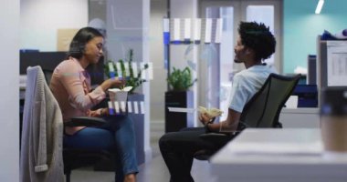 Veri işleme ve çeşitli meslektaşların ofiste konuştuğu diyagramların animasyonu. Küresel iş ve dijital arayüz kavramı dijital olarak oluşturulmuş video.