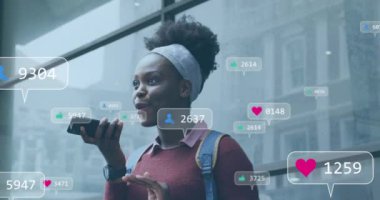 Medya ikonlarının Afro-Amerikan kadınlarının akıllı telefondan konuşmaları üzerine animasyonu. Teknoloji, sosyal medya ve dijital arayüz konsepti dijital olarak oluşturulmuş video.