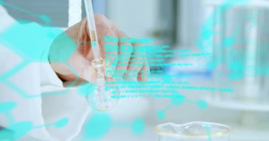 Kimyasal formülün animasyonu ve deneyler yapan beyaz erkek bilim adamı üzerinde veri işleme. Küresel bilim ve dijital arayüz kavramı dijital olarak oluşturulmuş video.