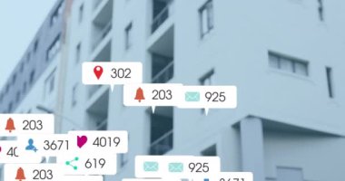 Zekice hareket eden Afro-Amerikan bir adam üzerinde ikon ve veri işleme animasyonları. Dijital olarak oluşturulmuş küresel sosyal medya, bağlantılar, hesaplama ve veri işleme kavramı.