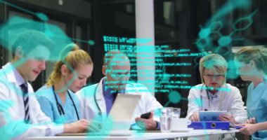 Ofisteki Beyaz doktorlar üzerindeki veri işleme ve kimyasal formülün animasyonu. Tıp ve dijital arayüz kavramı dijital olarak oluşturulmuş video.
