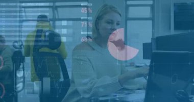 Ofisteki bilgisayar kullanan beyaz kadın hakkında veri işleme ve diyagramların animasyonu. Teknoloji, iş ve dijital arayüz kavramı dijital olarak oluşturulmuş video.
