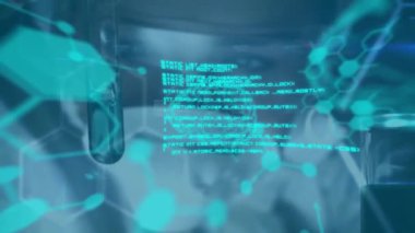 İnsan beyninin animasyonu ve laboratuvar üzerinde bilimsel veri işleme. Küresel bilim, bağlantılar, hesaplama ve veri işleme kavramı dijital olarak oluşturulmuş video.