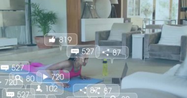 Medya simgelerinin evde yoga yapan melez kadınlar üzerinde canlandırılması. Sosyal medya ve dijital arayüz konsepti dijital olarak oluşturulmuş video.