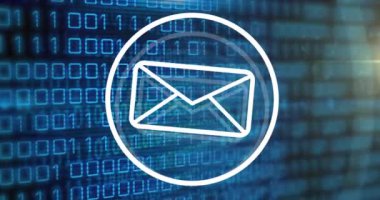 E- posta simgesi üzerinde ikili kodlama dijital veri işleme animasyonu. Dijital olarak oluşturulmuş küresel bağlantılar, hesaplama ve veri işleme kavramı.