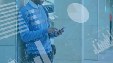 Akıllı telefon kullanan iki ırklı adamın finansal veri işleme animasyonu. Küresel finans, iş, bağlantılar, hesaplama ve veri işleme kavramı dijital olarak oluşturulmuş video.