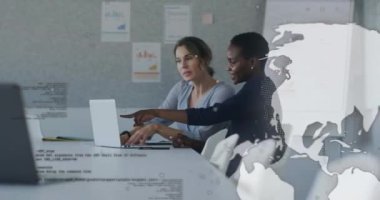 Ofisteki çeşitli iş adamları üzerinde küresel ve veri işleme animasyonu. Küresel finans, iş, bağlantılar, hesaplama ve veri işleme kavramı dijital olarak oluşturulmuş video.