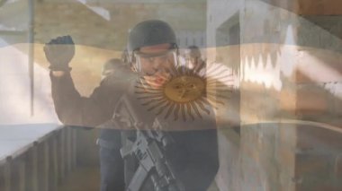 Arjantin bayrağının, tüfekle yürüyen beyaz erkek askerlerin üzerinde canlandırılması. Askeri, vatanseverlik ve dijital arayüz konsepti dijital olarak oluşturulmuş video.