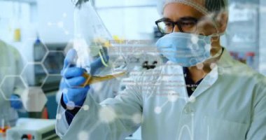 Kimyasal formülün animasyonu ve çeşitli deneyler yapan bilim adamlarının veri işlemesi. Küresel bilim ve dijital arayüz kavramı dijital olarak oluşturulmuş video.