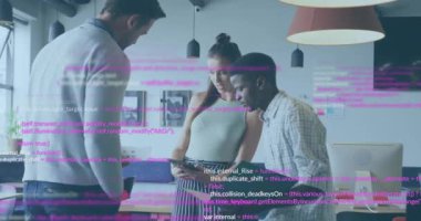 Muhtelif meslektaşların ofiste iş görüşmesi üzerine veri işleme animasyonu. Küresel iş ve dijital arayüz kavramı dijital olarak oluşturulmuş video.