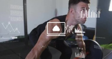 Kafkasyalı güçlü adamın ağırlık kaldırma çubuğunun üzerinde şema ve veri işleme animasyonları. Küresel teknoloji, spor ve dijital arayüz kavramı dijital olarak oluşturulmuş video.