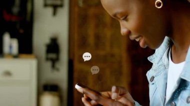 Otobüste akıllı telefon kullanan iki ırklı adamın konuşma baloncuklarının canlandırılması. Sosyal medya, iletişim ve dijital arayüz kavramı dijital olarak oluşturulmuş video.