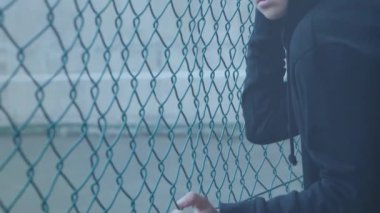 Çitteki üzgün beyaz kızın üzerinden düşme animasyonu. Umutsuzluk ve dijital arayüz konsepti dijital olarak oluşturulmuş video.