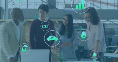 Ofisteki çeşitli iş adamları üzerinde ekolojik ikonlar ve veri işleme animasyonları. Küresel finans, iş, bağlantılar, hesaplama ve veri işleme kavramı dijital olarak oluşturulmuş video.