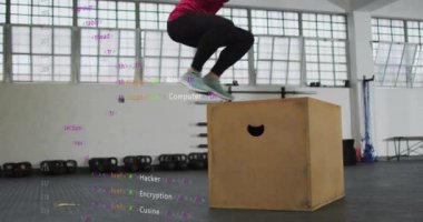 Spor salonunda göğsüne atlayan beyaz kadın hakkında veri işleme animasyonu. Küresel spor, yaşam tarzı, hesaplama ve dijital arayüz kavramı dijital olarak oluşturulmuş video.