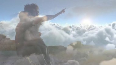 Mavi gökyüzünün animasyonu ve plajda kucaklaşan melez çiftin üzerindeki bulutlar. Yaşam tarzı, doğa ve dijital arayüz konsepti dijital olarak oluşturulmuş video.