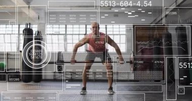 Kafkasyalı güçlü adamın ağırlık kaldırma çubuğunun üzerinde şema ve veri işleme animasyonları. Küresel teknoloji, spor ve dijital arayüz kavramı dijital olarak oluşturulmuş video.