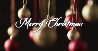 Karanlık arka planda asılı noel hediyeleri eşliğinde beyazlı mutlu noel mesajları. Noel, gelenek, selamlar ve dijital olarak oluşturulan video kutlaması.