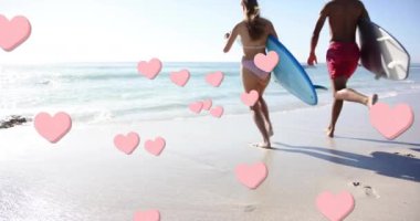 Sahilde sörf tahtasıyla koşan farklı çiftlerin pembe kalplerinin animasyonu. Yaz, tatil, yaşam tarzı ve dijital arayüz konsepti dijital olarak oluşturulmuş video.