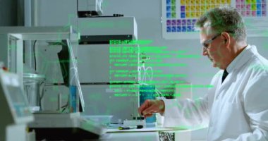 Bilgisayar kullanan beyaz erkek bilim adamı üzerinde veri işleme ve kimyasal formülün animasyonu. Bilim ve dijital arayüz kavramı dijital olarak oluşturulmuş video.