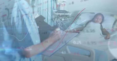 Gülümseyen beyaz kadın doktor ve kız hasta arasında veri işleme animasyonu. Küresel tıp, bağlantılar, hesaplama ve veri işleme kavramı dijital olarak oluşturulmuş video.