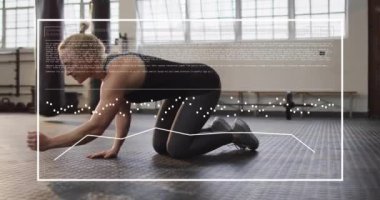 Beyazlı bir kadının spor salonunda kalas kullanması üzerine veri işleme animasyonu. Küresel spor, yaşam tarzı, hesaplama ve dijital arayüz kavramı dijital olarak oluşturulmuş video.