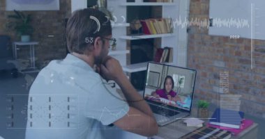 Kafkas erkek öğretmenin öğrenciyle görüntülü görüşmesi üzerine yapılan diyagramlar ve veri işleme animasyonları. Teknoloji, eğitim ve dijital arayüz kavramı dijital olarak oluşturulmuş video.