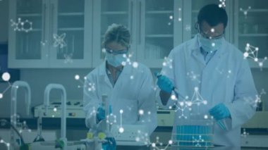 Laboratuvardaki çeşitli bilim adamları üzerinde bilimsel veri işleme animasyonu. Küresel bilim, bağlantılar, hesaplama ve veri işleme kavramı dijital olarak oluşturulmuş video.