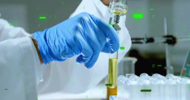 Laboratuvarda deney yapan beyaz erkek bilim adamının üzerindeki ikili kodlama ve şekillerin animasyonu. Bilim ve dijital arayüz kavramı dijital olarak oluşturulmuş video.