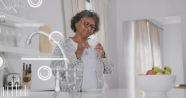 Afro-Amerikan bir kadının mutfakta kahve içmesi üzerine veri işleme animasyonu. Yaşam tarzı, bilgisayar ve dijital arayüz konsepti dijital olarak oluşturulmuş video.