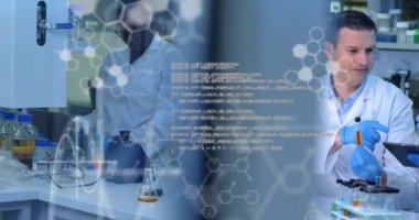 Kimyasal formülün animasyonu ve çeşitli deneyler yapan bilim adamlarının veri işlemesi. Küresel bilim ve dijital arayüz kavramı dijital olarak oluşturulmuş video.