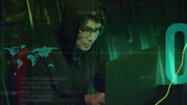 Bilgisayarı kullanarak Asyalı erkek hacker üzerinde veri işleme ve dünya haritasının animasyonu. Teknoloji ve dijital arayüz kavramı dijital olarak oluşturuldu.