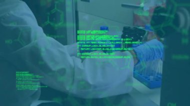 Melez kadın bilim adamının laboratuvarda bilimsel veri işleme animasyonu. Küresel bilim, bağlantılar, hesaplama ve veri işleme kavramı dijital olarak oluşturulmuş video.