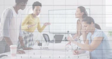 Ofisteki çeşitli iş adamları üzerinde finansal veri işleme animasyonu. Küresel finans, iş, bağlantılar, hesaplama ve veri işleme kavramı dijital olarak oluşturulmuş video.