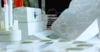 Bilgisayar kullanan beyaz erkek bilim adamı üzerinde veri işleme ve kimyasal formülün animasyonu. Bilim ve dijital arayüz kavramı dijital olarak oluşturulmuş video.