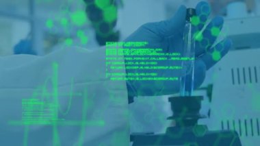 Laboratuvardaki bilim adamının bilimsel veri işleme animasyonu. Küresel bilim, bağlantılar, hesaplama ve veri işleme kavramı dijital olarak oluşturulmuş video.