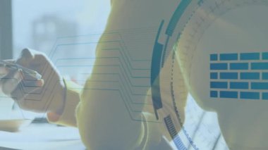 Akıllı telefon kullanarak Afro-Amerikan iş kadınını tarama animasyonu. Küresel iş, finans, iletişim ve dijital arayüz kavramı dijital olarak oluşturulmuş video.