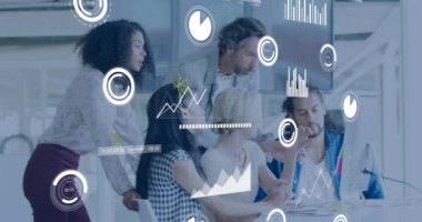 Ofisteki çeşitli iş adamları üzerinde finansal veri işleme animasyonu. Küresel finans, iş, bağlantılar, hesaplama ve veri işleme kavramı dijital olarak oluşturulmuş video.