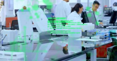 Bilgisayar kullanan çeşitli bilim adamları üzerinde veri işleme ve kimyasal formüllerin animasyonu. Bilim ve dijital arayüz kavramı dijital olarak oluşturulmuş video.