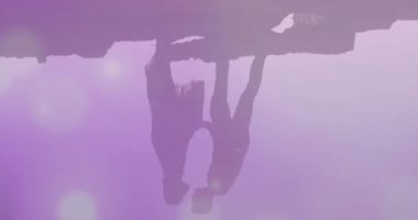 Deniz kenarında öpüşen melez çiftin üzerindeki ışık lekelerinin canlandırması. Yaşam tarzı, doğa ve dijital arayüz konsepti dijital olarak oluşturulmuş video.