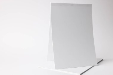 Boş bir masa üstü ekranı beyaz bir arkaplan karşısında duruyor. Sunumlar için idealdir, gösterge markalaşma veya mesajlaşma için açık bir yüzey sunar.