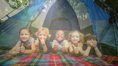 Çocuklar kamp çadırı ve orman geçmişini onaylıyor. açık hava, macera, çocuklar, aile, doğa, eğlence