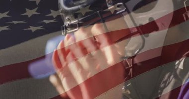 Amerikan bayrak animasyonu, gözlük takan birinin yakın plan çekimi. Vatanseverlik, ABD, bağımsızlık, özgürlük, gurur, sembol