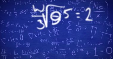 Mavi arkaplan üzerinde matematiksel veri işleme animasyonu. Küresel bilim, eğitim, öğrenme ve veri işleme kavramı dijital olarak oluşturulmuş video.