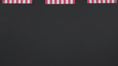 Bağımsızlık Gününün animasyonu siyah arka planda Amerika 'nın bayrakları ve metinleri. Dijital olarak üretilmiş, vektör, vatanseverlik, kutlama, özgürlük ve kimlik kavramı.