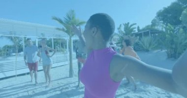 Kırmızı, beyaz ve mavi çizgilerin animasyonu mutlu çeşitli arkadaşların güneşli sahilde selfie çekmesi üzerine. Arkadaşlık, Amerika, yaz, birliktelik, eğlence, boş zaman ve tatiller, dijital olarak üretilen video.