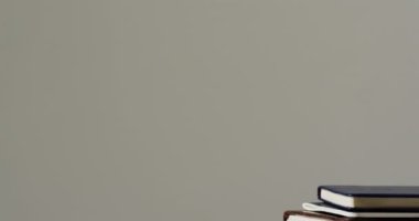 Bir yığın ciltli kitap, tarafsız bir arkaplan ile fotokopi alanı ile karşılaştırılır. Düzenleme, eğitim temaları için ideal bir eğitim ortamı veya akademik ilgi göstermektedir..