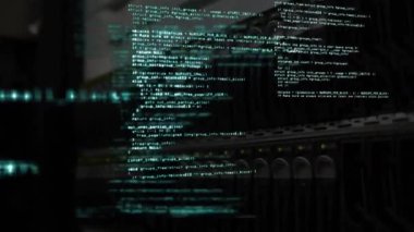 Karanlık odadaki sunucu raflarında bilgisayar kodu ve veri işleme animasyonu. Teknoloji, veri merkezi, sunucular, kodlama, programlama, dijital