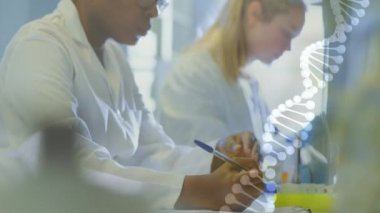 Laboratuvarda çalışan bilim adamları üzerinde DNA iplikçikleri. Genetik, araştırma, biyoteknoloji, mikroskop, deney, bilim